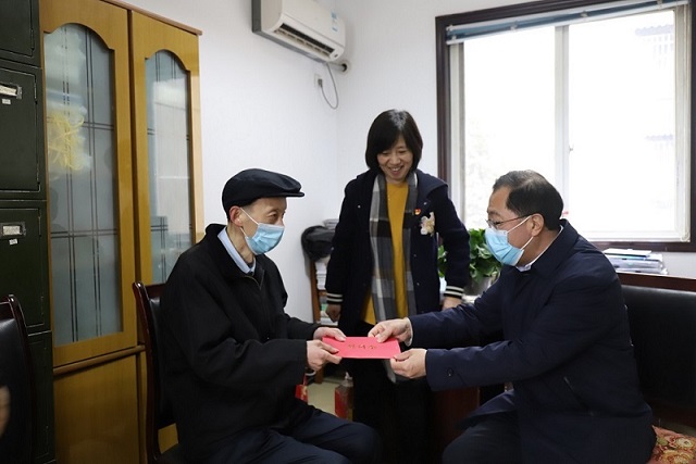 集團(tuán)黨委委員、職工董事、工會(huì)主席武勇 一行到華西安裝公司走訪慰問